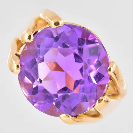 Ring med lila sten stl 17 tillverkad 1969 av Billman & Lundberg Ab Guldsmeder Västerås 18K Vikt: 10,1 g