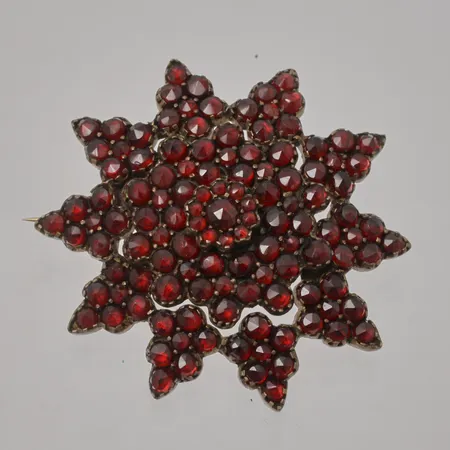  Brosch 42,7x44,9mm, Granater, gulmetall.