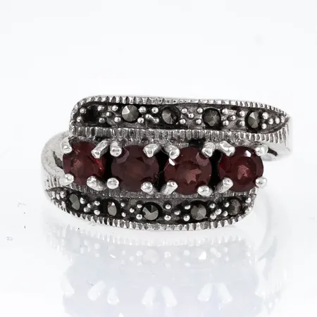 Ring med röda stenar och markasiter stl:18 bredd 2,7-12mm, silver 925/1000 7,2g.