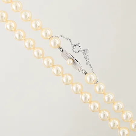Pärlcollier Majorica 58st imiterade pärlor Ø7,7-8,0mm längd 52cm, lagad säkerhetskedja, silverlås 925/1000 Vikt: 0 g