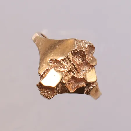 Ring med arbetad yta, stl:17¼ bredd 2,4-14,2mm. 18K Vikt: 2,5 g
