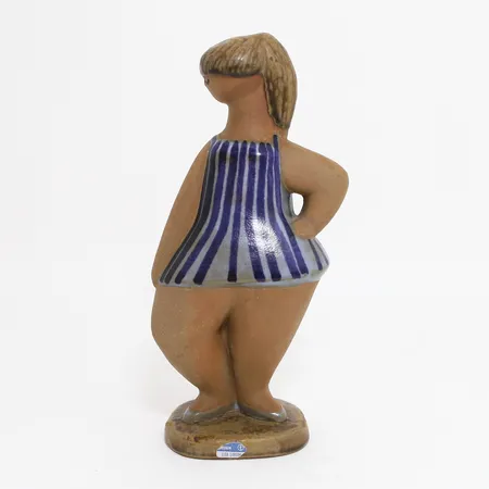 Figurin Dora Lisa Larson Gustavsberg ur serien ABC-flickorna, höjd 27cm, glaserad stengods, signerad samt etikettmärkt Skickas med postpaket.