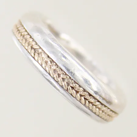 Ring med dekor stl:17¼ bredd 5,6mm delvis förgylld silver 925/1000 Vikt: 6,6 g