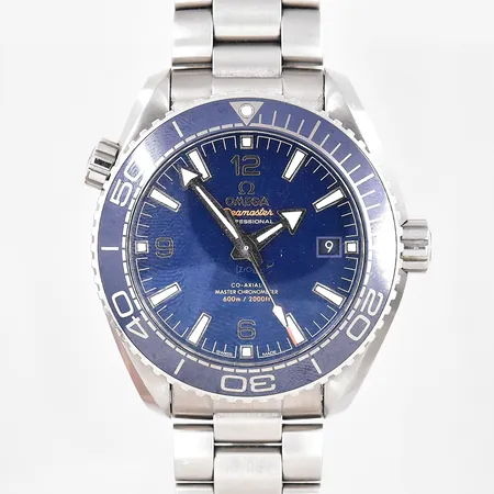 Herrur Omega Seamaster Planet Ocean 600m/2000ft Ø 43,5mm stål, blå urtavla, Ref:215.30.44.21.03.001 Nr: 87885718 Caliber nr:8900 glasbaksida, certifikat Nymans Ur 2017, box ytterkartong extralänkar.