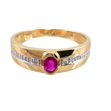 Ring i 18K guld, Rubin 3x4 mm, Diamanter 14 x 0,003ct, Guldfynd (GHA), stl:19,0 mm, bredd 2,5 - 5,7 mm, fint skick, stenar utan anmärkning, borttag av gravyr ingår Vikt: 3,6 g