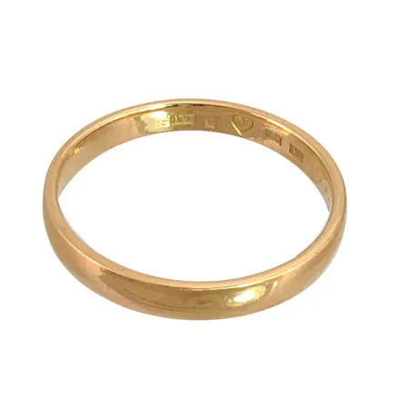 Ring i 18K guld, slät modell, gravyr Vikt: 3 g