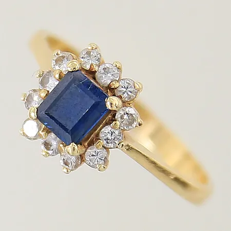 Ring med diamanter 11 x ca 0,02ct samt safir stl:17½ bredd 2,4-9,5mm 18K Vikt: 3,1 g