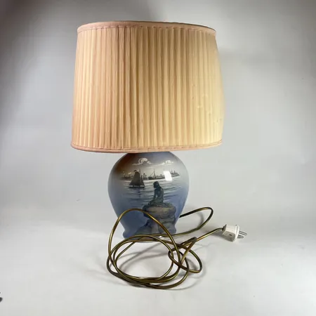 Lampa Royal Copenhagen lilla havsfrun höjd exklusive glödlampa 30cm defekt skärm medföljer ojordad kontakt Skickas med postpaket.