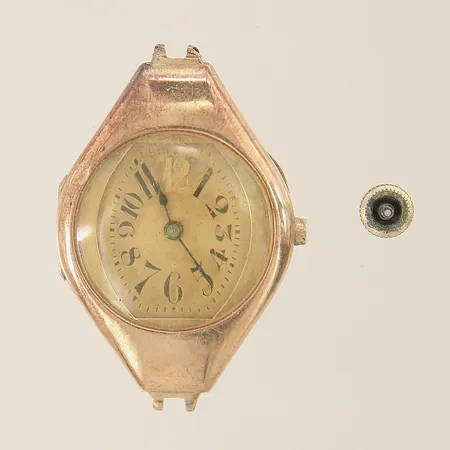 Damur 14K manuell, Ø25,5mm, boett-nr: 481470, lös krona, plexiglas, skadad urtavla, saknar armband, inga tillbehör