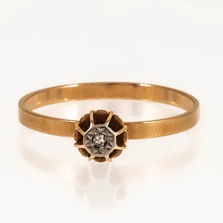 Ring med 1 x ca 0,005ct 8/8-slipad diamant stl:17 bredd 1,7-5,2mm, 18K 1,1g.
