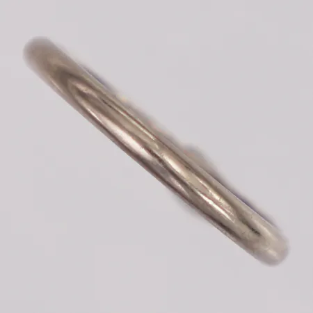 Ring slät stl:17¾ bredd 2mm, vitguld, Guldsmeders Inköps AB år 1977, gravyr, 18K  Vikt: 2,1 g