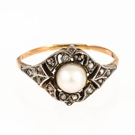 Ring stl:16½ med odlad pärla Ø5mm och 14 rosenslipade diamanter Ø ca 1mm, bredd 1-11mm, fattning i silver, skena i 18K 1,8g.