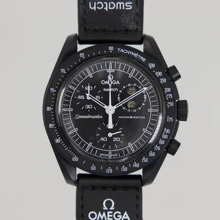 Armbandsur Omega X Swatch Mission to the Moonphase, Snoopy Black Edition, bioceramic, Ø40mm, quartz, kronograf, velcro-band, manual, box