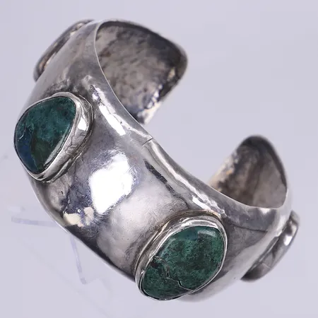 Armband med gröna stenar Ø6cm bredd 3,5cm defekt 2 stenar trasiga samt spricka i silvret stämplat israel silver 925/1000 Vikt: 68,6 g