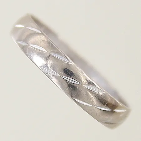 Ring med mönstrad dekor stl:19¼ bredd 4mm gravyr vitguld 18K Vikt: 2,9 g