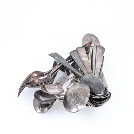 Diverse graverat silver 830/1000 331,9g. 