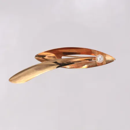 Brosch med odlad pärla Ø5mm, ca 67x13mm, gravyr. 14K  Vikt: 4,1 g