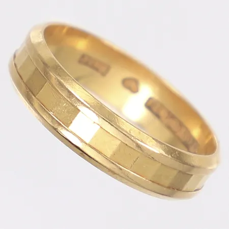 Ring stl:20¼ bredd 5,5mm svenska stämplar gravyr 18K Vikt: 5,7 g