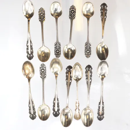 12 Skedar, 10,5-11,5cm, olika modeller, 830/1000 silver Vikt: 160,7 g