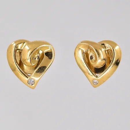 Ett par örhängen hjärtan med diamant 0,005ct/örhänge stl 7x7mm 18K Vikt: 1,1 g