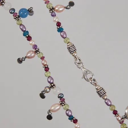 Collier Kumkum med färgade pärlor, stenar och silverdetaljer, 44cm, silverlås 925/1000 Bruttovikt: 21g Vikt: 0 g