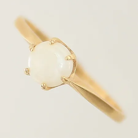 Ring med odlad pärla Ø5,8mm stl:18 bredd 1,4-6,2mm skadad pärla 18K Vikt: 1,7 g