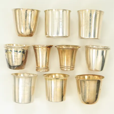 Diverse silver, tio bägare höjd ca 4-4,5cm, gravyr, Silver 830/1000 Vikt: 223 g