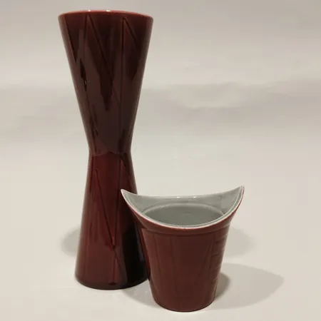 Vas California Carl-Harry Stålhane för Rörstrad, höjd 18cm Ø5,5cm, kruka California Carl-Harry Stålhane för Rörstrand, rödglaserad porslin