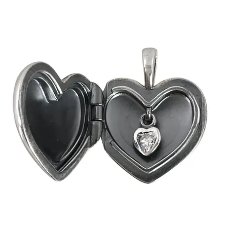 Hänge/Charm "Hjärta" PANDORA ALE "Heart Locket Charm" öppningsbart med hjärtformad Cubic Zirconia, silver 925/1000, längd inkl. ögla 26 mm, bredd 22 mm, fint skick, förefaller sparsamt använd Vikt: 12,8 g