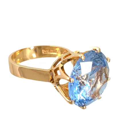 Ring i 18K guld, ljusblå Spinell Ø 14 mm, Hallberg Guldvarufirma (BEH), Köping svensk kontrollstämpel, stl:17¼ mm, skenans bredd 3,3 - 4,3 mm, sten utan anmärkning, fint skick Vikt: 6,8 g