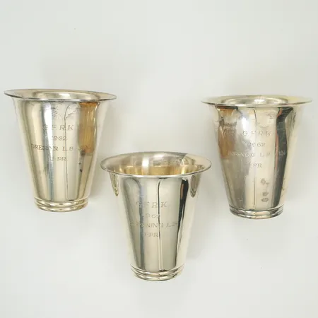 Tre bägare, höjd ca 9cm, Øca8,5cm stämplad sterling, gravyr Silver 925/1000 Vikt: 216,8 g