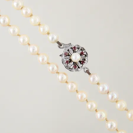 Pärlcollier med ca 120st odlade pärlor Ø6mm längd 86,5cm lås i silver med rubiner samt odlad pärla med slitage bör träs om en klo saknas silver 835/1000 Vikt: 0 g
