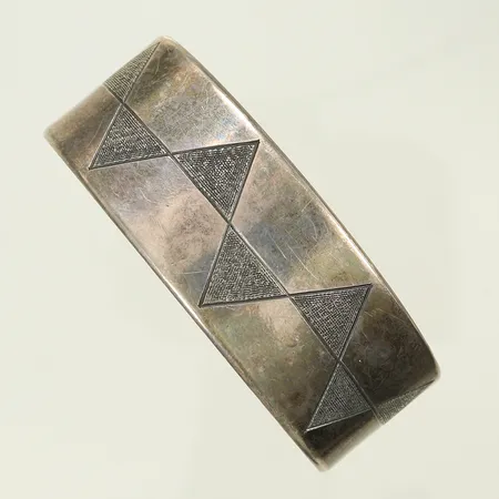 Armring öppningsbar med mönster, innermått ca63mm, bredd 23mm, JSS, Sandin & Söner Guld Och Silver Ab, Göteborg, Silver 830/1000 Vikt: 42,3 g