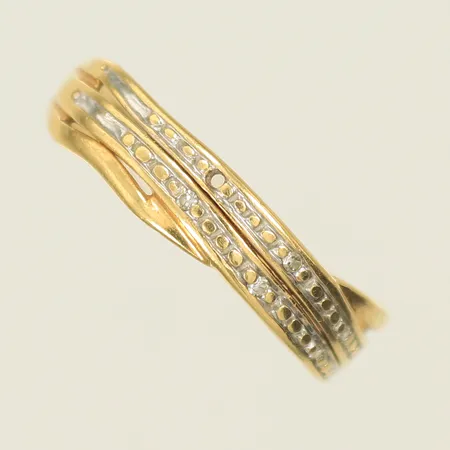 Ring med 5 vita stenar, stl 16¾ bredd 2,5-4,5mm, en sten saknas/ojämn skena, 18K 2,3g totalt 