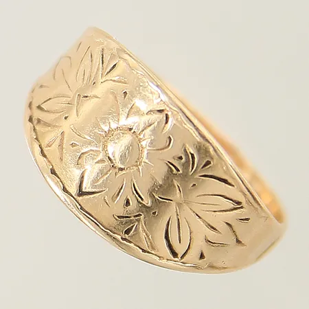 Ring med mönstrad dekor stl:19½ bredd 3-11,5mm skev 18K Vikt: 4,3 g