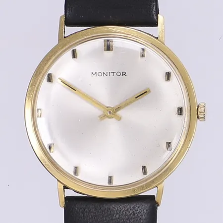 Herrur Monitor 18K i boett Ø34mm, läderband med spänne i stål ej original, bruksslitage, repigt glas, troligt servicebehov, tickar men ej testad för tidsthållning Bruttovikt: 29,5g