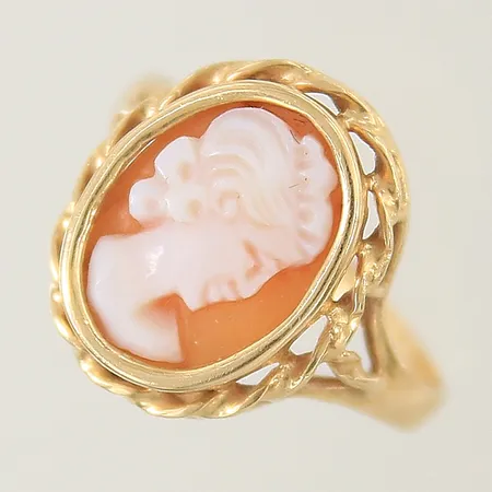 Ring med kamé samt mönstrad dekor stl:18¼ bredd 1,6-16,4mm 18K Vikt: 2,7 g
