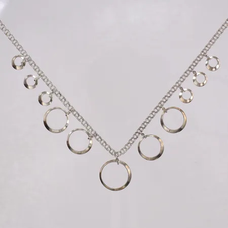 Collier Bismarck med berlocker, längd 55cm bredd 3,8-28mm, silver 925/1000 Vikt: 13,7 g