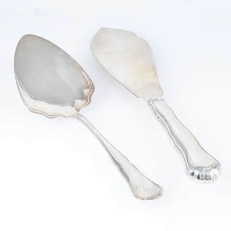 Finsk Chippendale i silver (830/1000) en kakspade 180 mm & en tårtkniv med rostfritt blad 220 mm. Finska stämplar med svenska importstämplar. Bruksskick. Vikt 42,3 + 76g bto.  