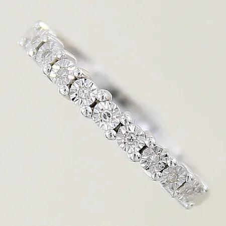 Ring med 8/8-slipade diamanter 9 x ca 0,005ct GHA stl:16½ bredd 1,7-2,7mm, vitguld 18K Vikt: 2,2 g