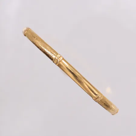 Armring med frostad dekor, ca Ø64mm bredd 4,8mm, något oval, synlig karatstämpel utsida. 21K  Vikt: 12,4 g