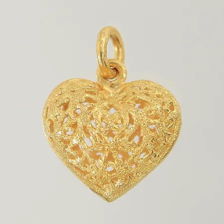 Hänge hjärta med genombruten dekor 27x21,6mm 23K Vikt: 7,6 g