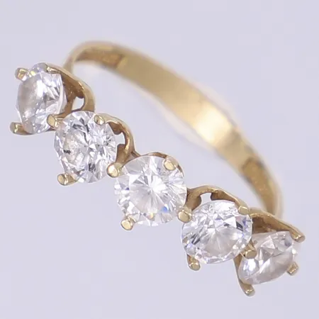 Ring med vita stenar stl:18 bredd 2-5mm ojämn skena 14K Vikt: 2,4 g
