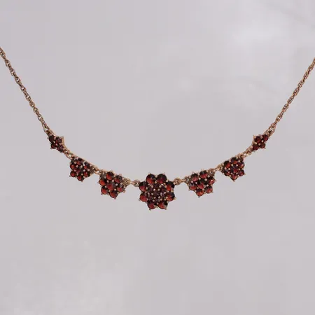 Collier med granater, längd 42,5cm bredd 1,8-13,8mm, enstaka granater med skador, förgyllt ostämplat silver Vikt: 9,1 g