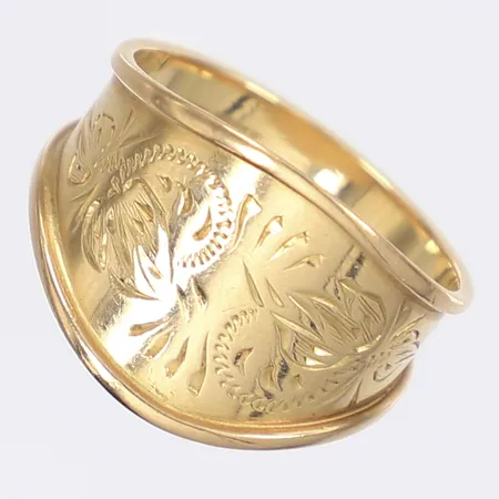 Ring s k Gotlandsring svenska stämplar Visby 1980 graverad blomsterdekor stl 18 bredd 4-15mm 18K Vikt: 3,7 g