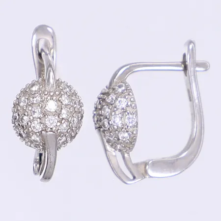 Ett par örhängen med vita stenar höjd 18mm silver 925/1000 Vikt: 3 g
