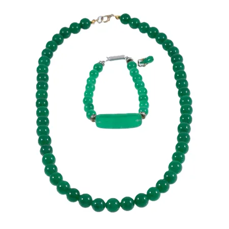 Set med Collier längd 52cm bredd 10mm, lås i metall. Armband längd 20cm bredd 8-12mm, lås i silver, gröna stenar (troligen glas) 93,5g.
