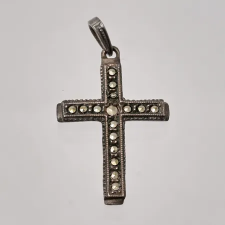 Hänge 18,4x33,6mm, markasiter, 830/1000 silver, 2,06g.