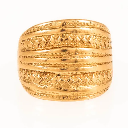 Ring stl:19¼ bredd 3,1 - 18,4 mm 9,4g 18K.