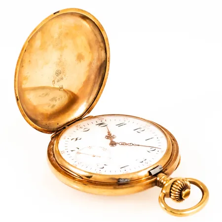Savonettur i 18K guld. Ø 53,5 mm. Monogram på ena sidan och skråvapen för tunnbindare på den andra. Även innerlock i 18K guld. Plastglas. Bruttovikt 120,5g.